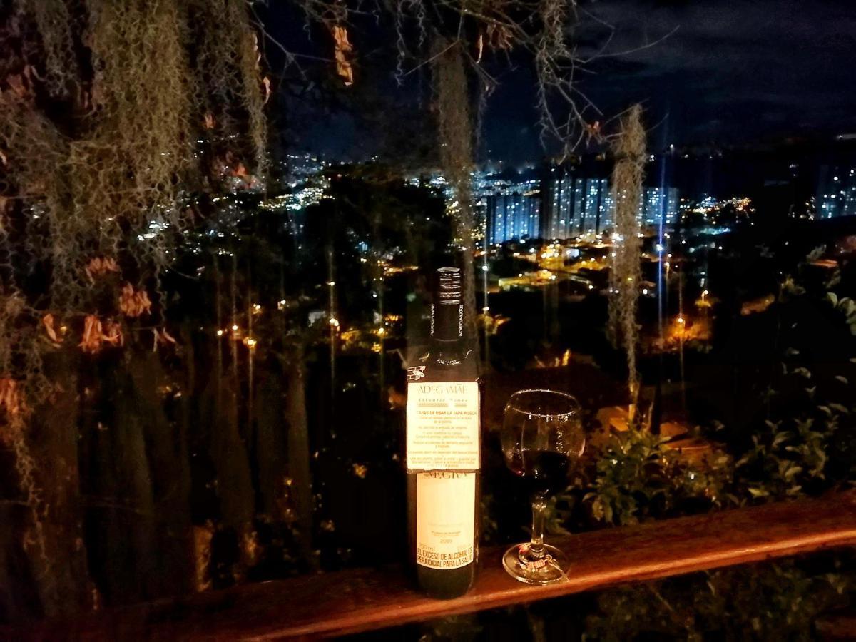 Eco Hostal Casa La Juana Bed & Breakfast เมเดยิน ภายนอก รูปภาพ